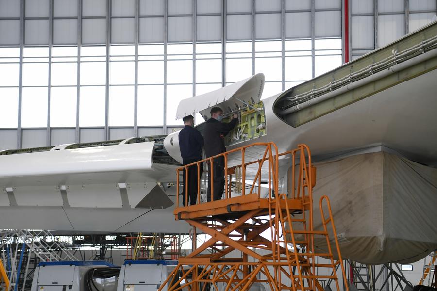 Рустам Минниханов попросил Дениса Мантурова учесть в госзаказах конкурентную зарплату для рабочих