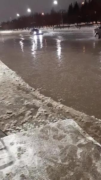 Часть проспекта Мира Челнов затопило из-за прорыва трубы