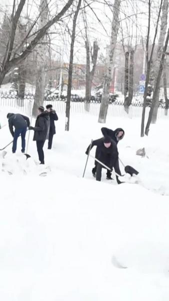 Рамиль Муллин вместе с коллегами вычистили территорию у нижнекамской больницы