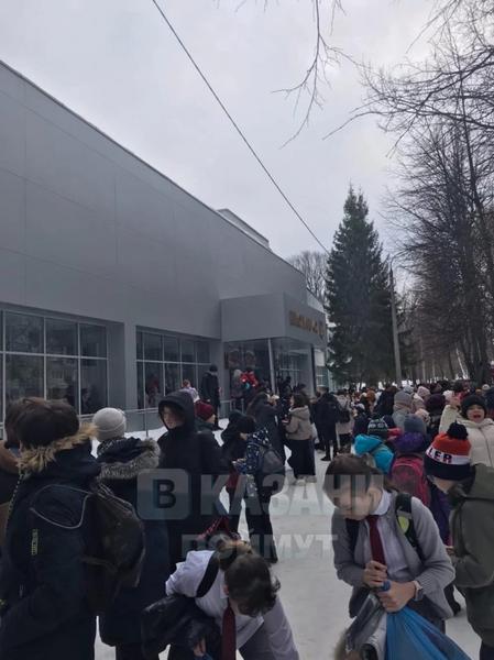 Из-за анонимок о минировании в Казани эвакуированы 10 школ