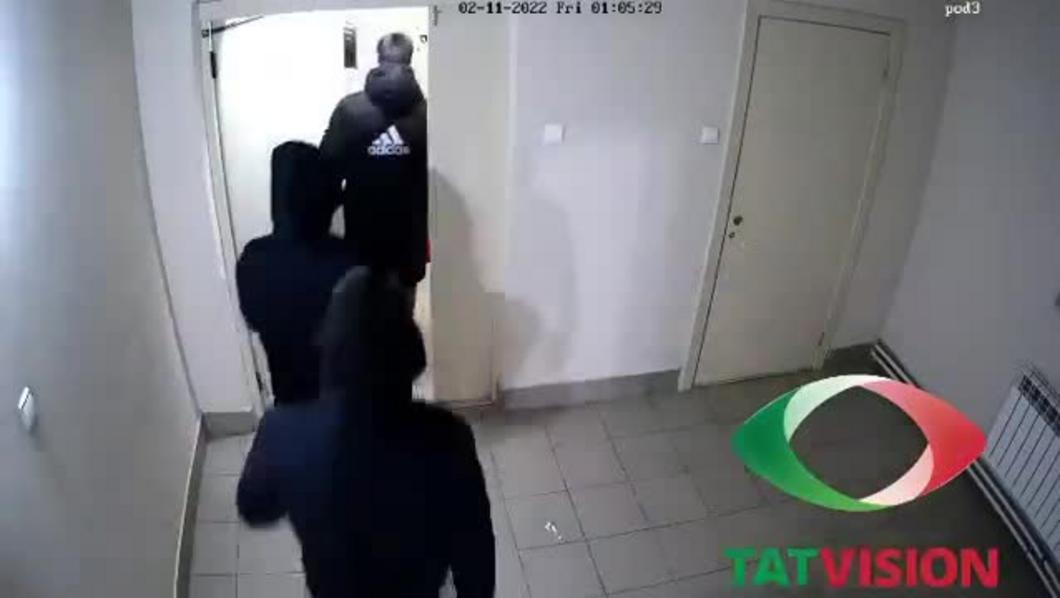 На камеры видеонаблюдения попала «драка» юноши из Нижнекамска с дверьми