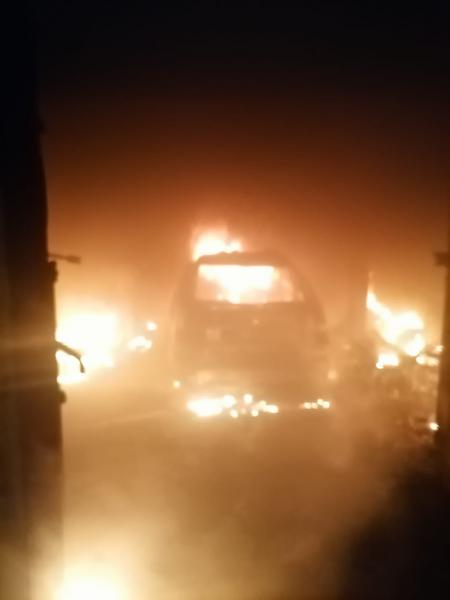 В Нижнекамске ночью в гараже полыхала легковушка