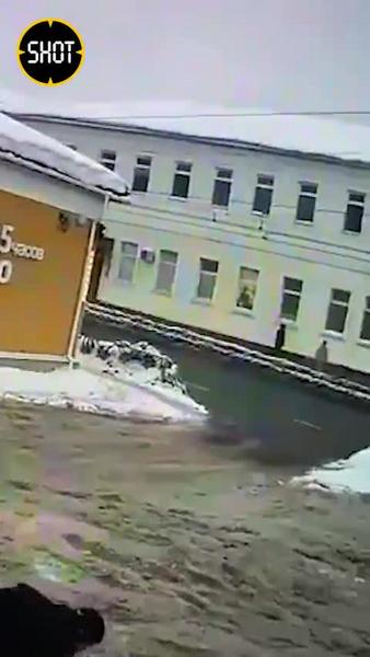 Пользователи соцсетей обсуждают видео, где лавина сошла с крыши на людей в Рыбинске