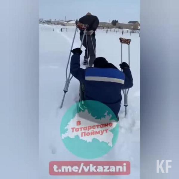 В селе Большие Тиганы мужчина на ледянке пробирался через снег с помощью костылей