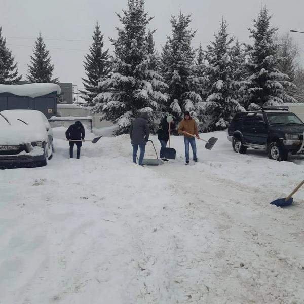 Из-за обильного снегопада нижнекамская администрация просит помощи у руководителей предприятий в уборке снега