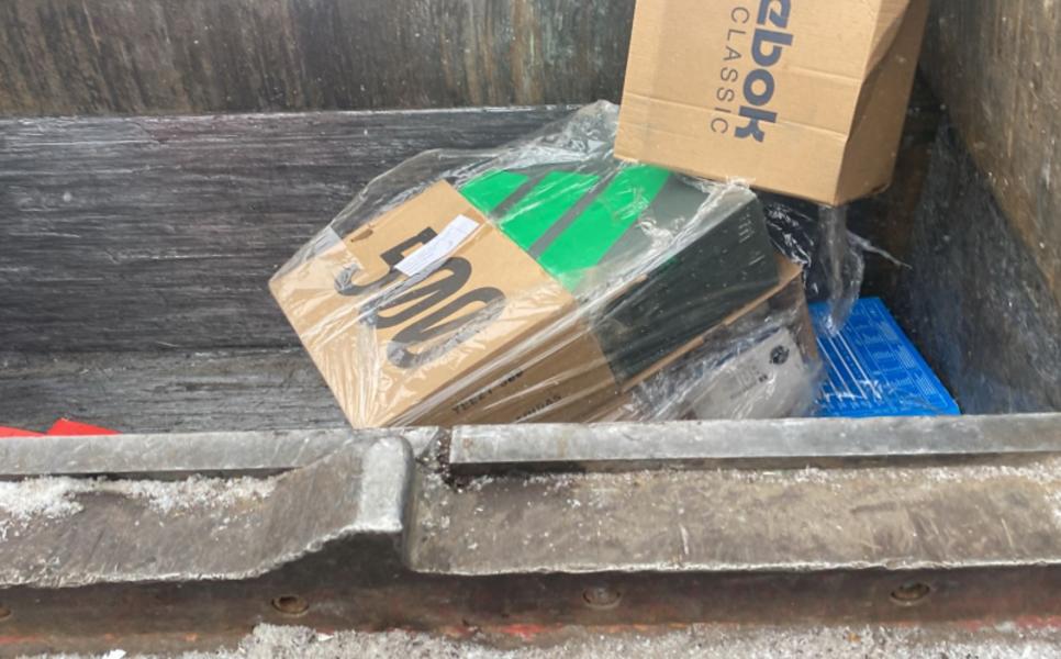 Казанские полицейские уничтожили более 3,4 тысяч вещей-подделок из местного магазина одежды