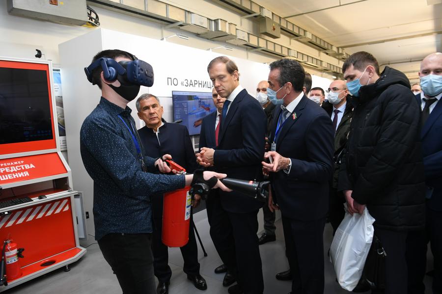 Рустам Минниханов попросил Дениса Мантурова учесть в госзаказах конкурентную зарплату для рабочих