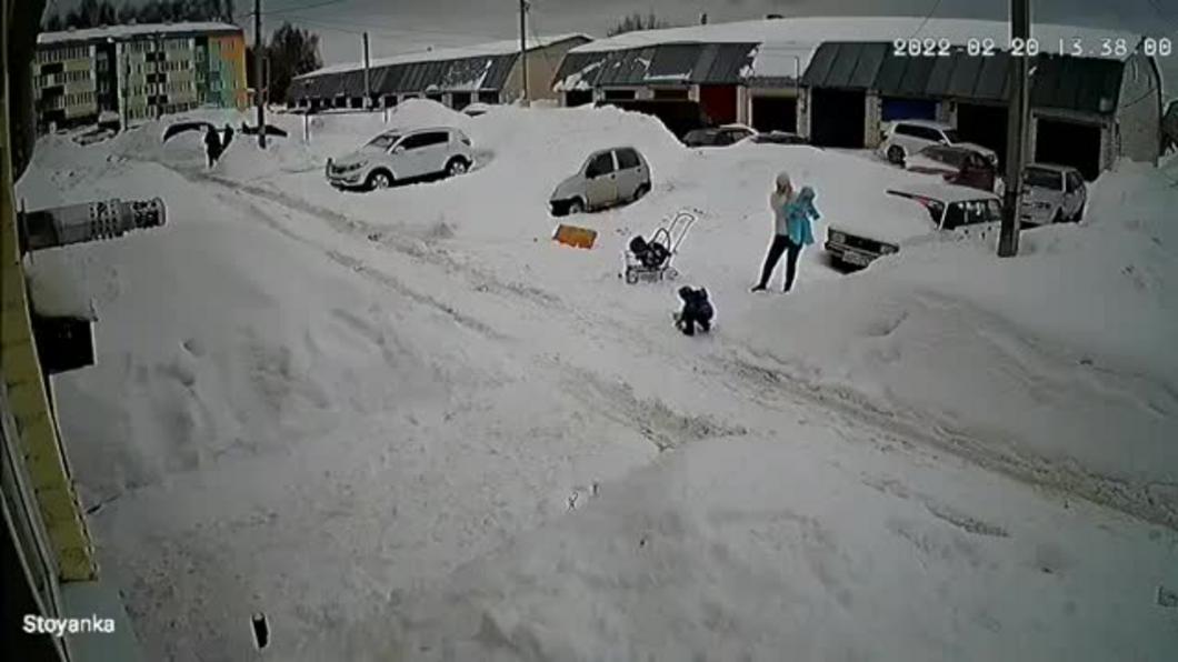 Прокуратура Лаишевского района проверит работу коммунальщиков после того, как лавина снега едва завалила женщину с детьми 