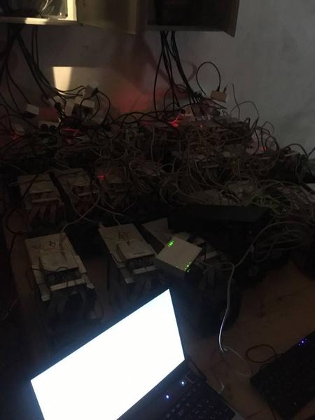 ФСБ выложила фото из хранилища, где директор и бывший главинженер «Метроэлектротранса» майнили ​криптовалюту