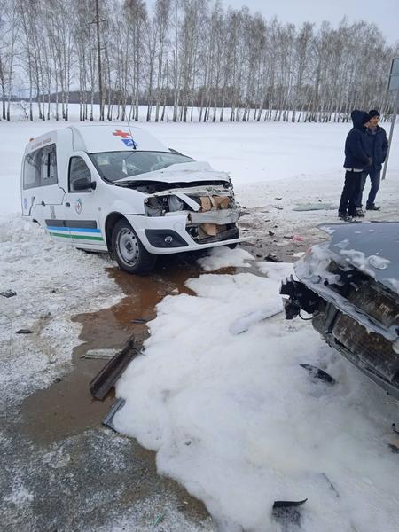 В Башкирии госпитализировали троих детей после столкновения с неотложкой