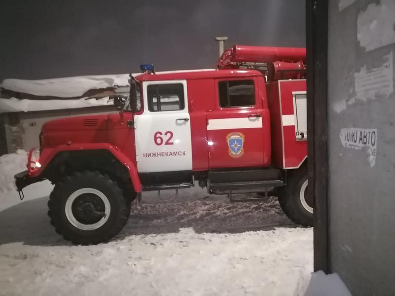 В Нижнекамске ночью в гараже полыхала легковушка