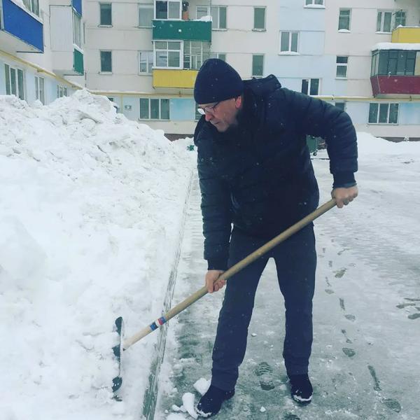Нижнекамцы сплотились и вышли с лопатами в помощь дворникам