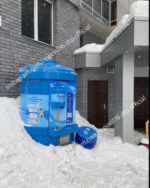 ​Глыба снега упала на машину во дворе Казани