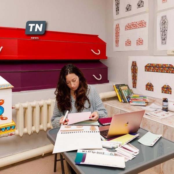 Умирать, так умирать красиво: В Москве женщина занялась производством расписных гробов