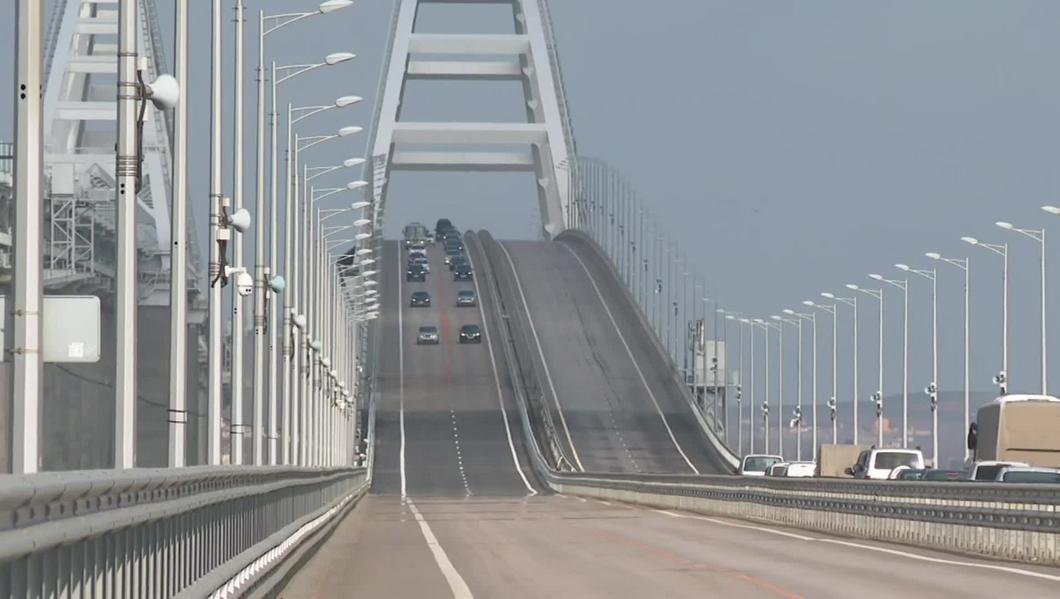 Хуснуллин: Все полосы Крымского моста открыли для движения автомобилей