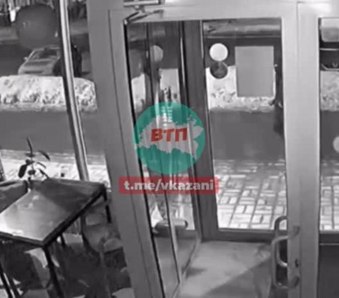 В мексиканское кафе в Казани неизвестный кинул кирпич
