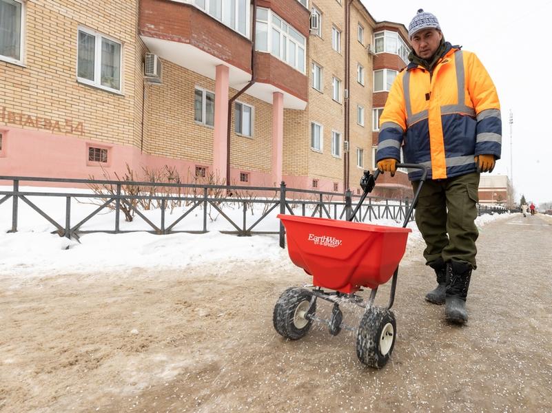 В Казани в тестовом режиме начали обрабатывать тротуары против гололеда реагентом с мраморной крошкой