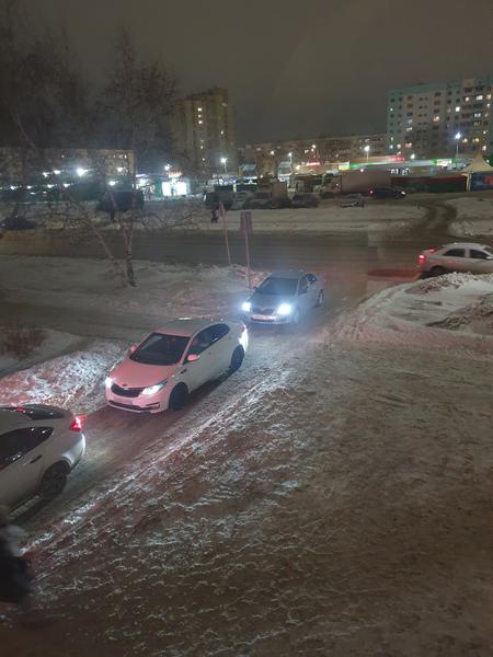 Нижнекамцы взывают к власти: из-за художественной школы на Бызова не хватает парковочных мест