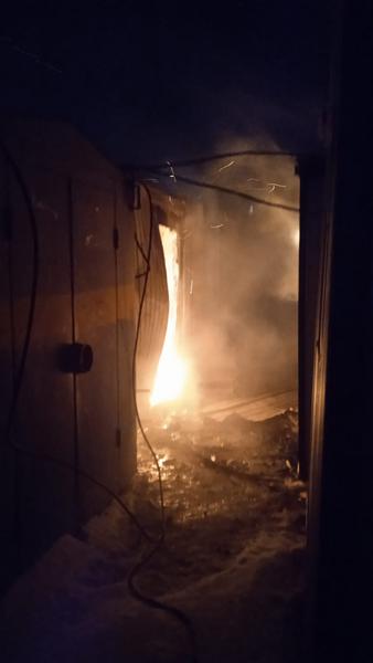 В Нижнекамске в полночь полыхало бесхозное здание на улице Юности