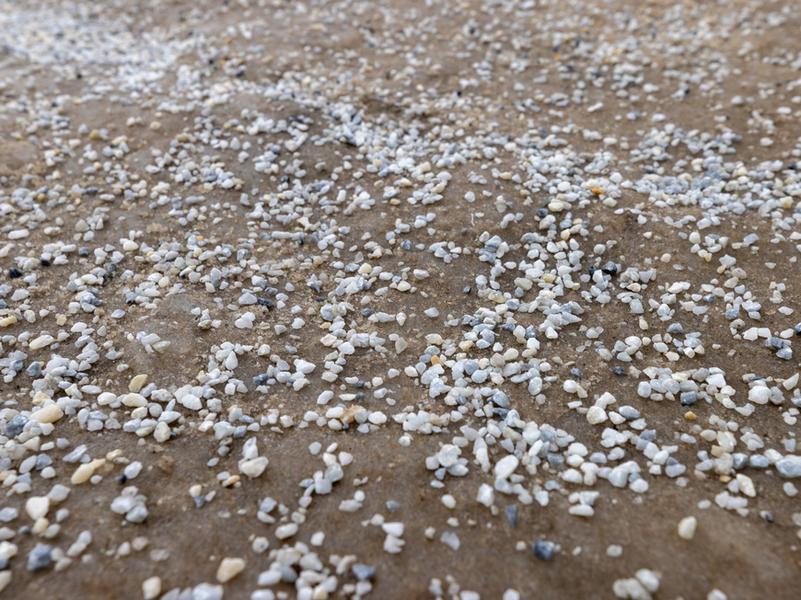 В Казани в тестовом режиме начали обрабатывать тротуары против гололеда реагентом с мраморной крошкой