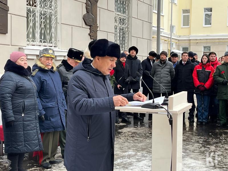 В Казани открылась мемориальная доска Гани Сафиуллину