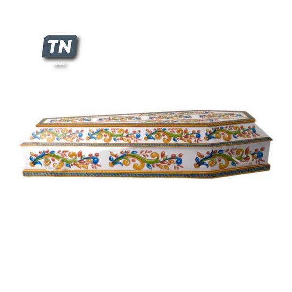 Умирать, так умирать красиво: В Москве женщина занялась производством расписных гробов