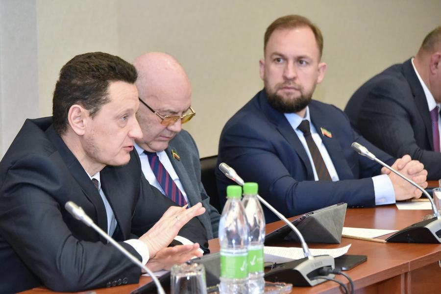 «Неприглядное общежитие, старая техника, коммуникации… Тут тревогу надо бить уже!»: Депутаты Госсовета озаботились состоянием татарстанских колледжей