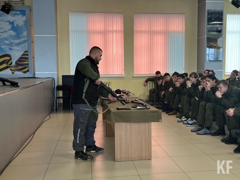Усовершенствованные уроки ОБЖ: как проходят военные сборы для казанских школьников Усовершенствованные уроки ОБЖ: как проходят военные сборы для казанских школьников