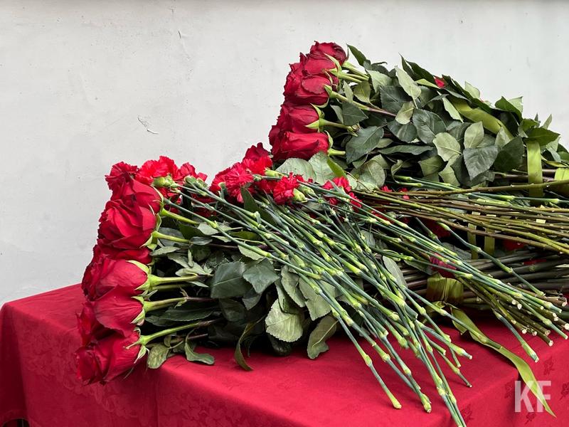 «Это дань уважения и народной любви»: в Казани появилась мемориальная доска в честь Гани Сафиуллина