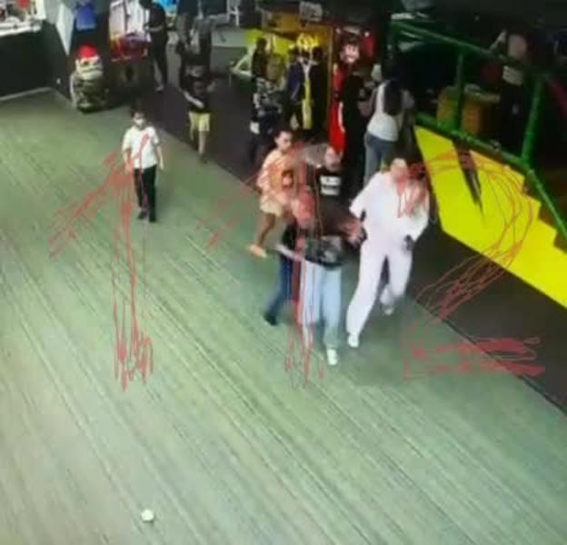 В Петербургском батутном центре девушка избила 11-летнего мальчика В Петербургском батутном центре девушка избила 11-летнего мальчика