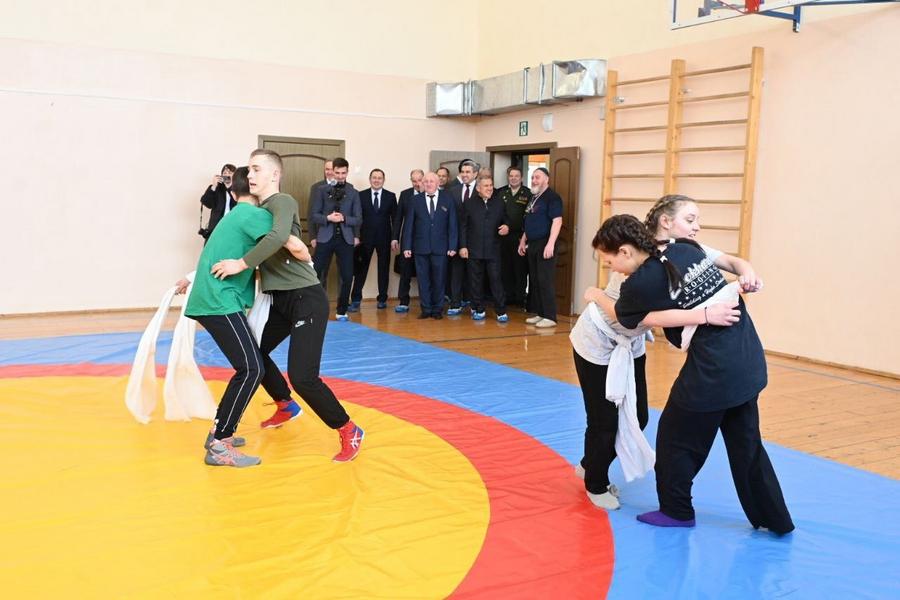 Минниханов встретился с кадетами из школы-интерната в Черемшане