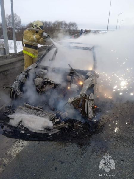 НА трассе М-7 в Татарстане загорелась легковушка