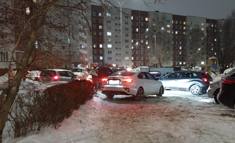 Нижнекамцы взывают к власти: из-за художественной школы на Бызова не хватает парковочных мест