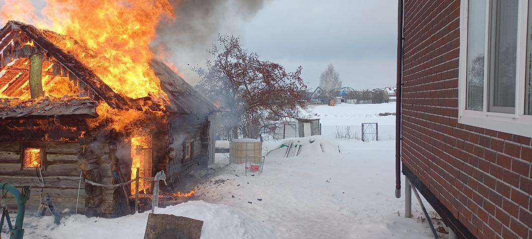 В Нижнекамском районе одна баня сгорела, соседняя - чуть не полыхнула следом