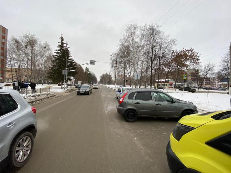 В Нижнекамске мужчина пытался перейти дорогу на «красный» и угодил под колеса «Калины»