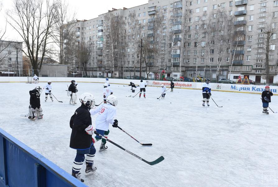 В Казани начали заливать хоккейные коробки
