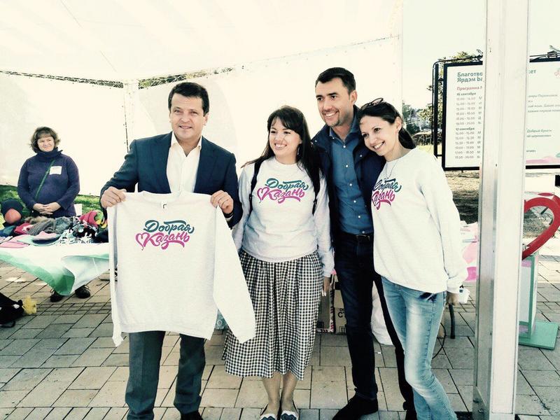 Благотворительная ярмарка в Казани: мэру – яблоки, детям – снуды
