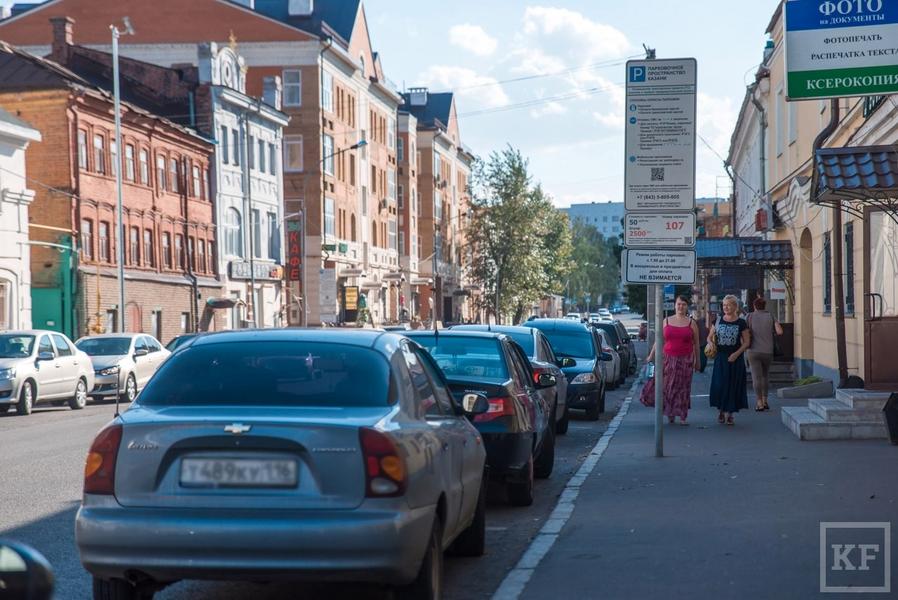 Спор о платных парковках Казани: правила на информационных стендах переведены по-разному и вводят автомобилистов в заблуждение