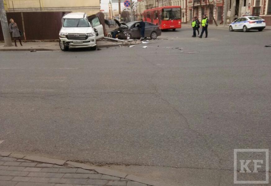 В Казани на перекрестке улиц Чернышевского и Московской столкнулись две иномарки