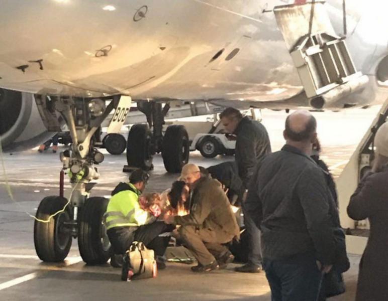 Из-за поломки трапа в питерском аэропорту из самолета выпали женщина с ребенком