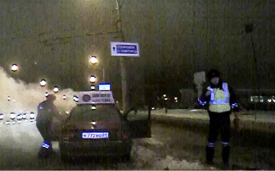 Загоревшийся автомобиль жителя Казани потушили инспекторы ГИБДД