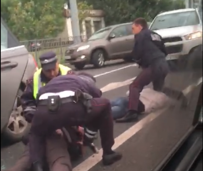 Видео: В Казани задержали сбившего сотрудника ГИБДД водителя 