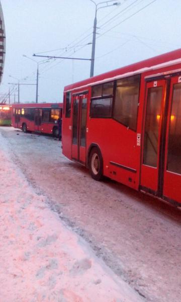 В Казани столкнулись два пассажирских автобуса, есть пострадавшие