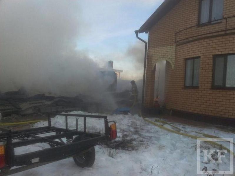 После взрыва газового баллона в Татарстане сгорели гараж и «Газель»