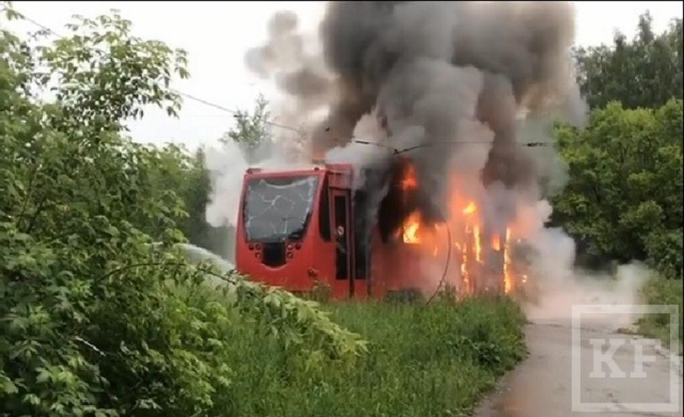 В Казани от удара молнии загорелся трамвай