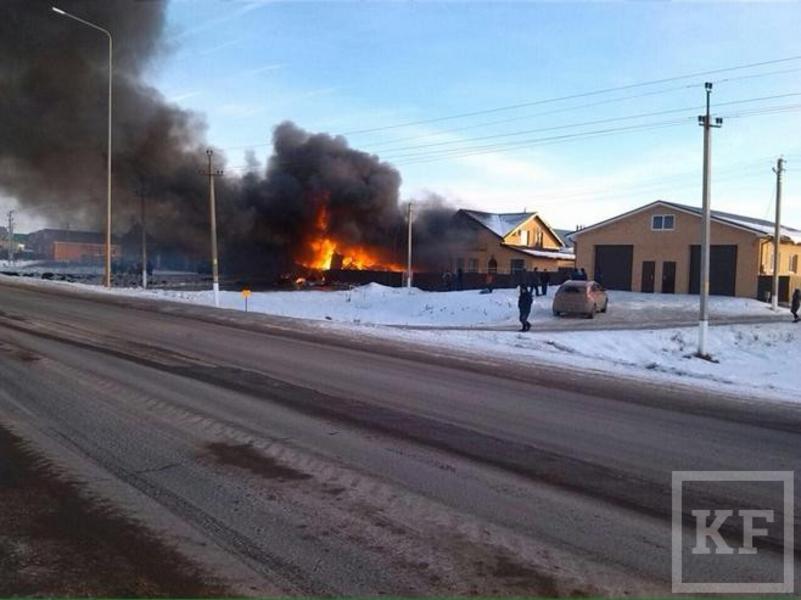 После взрыва газового баллона в Татарстане сгорели гараж и «Газель»