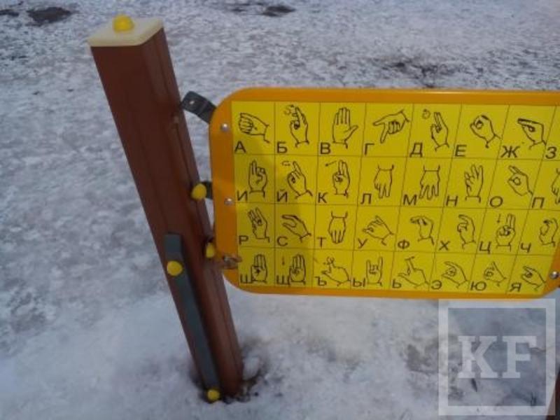 В Нижнекамске неизвестные вновь сломали модули на детской площадке в парке «Семья»