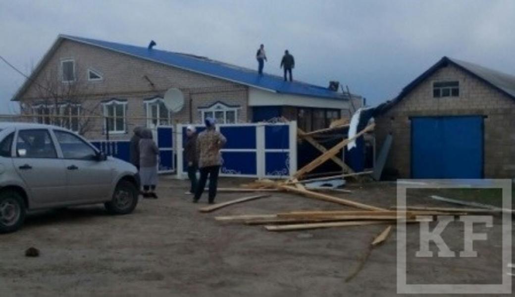 Несколько десятков зданий в Татарстане получили повреждения после грозы