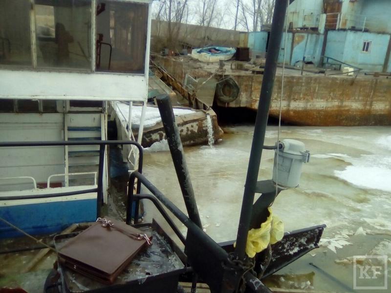 МЧС: в речпорту Казани чуть не утонул буксир «Боец»
