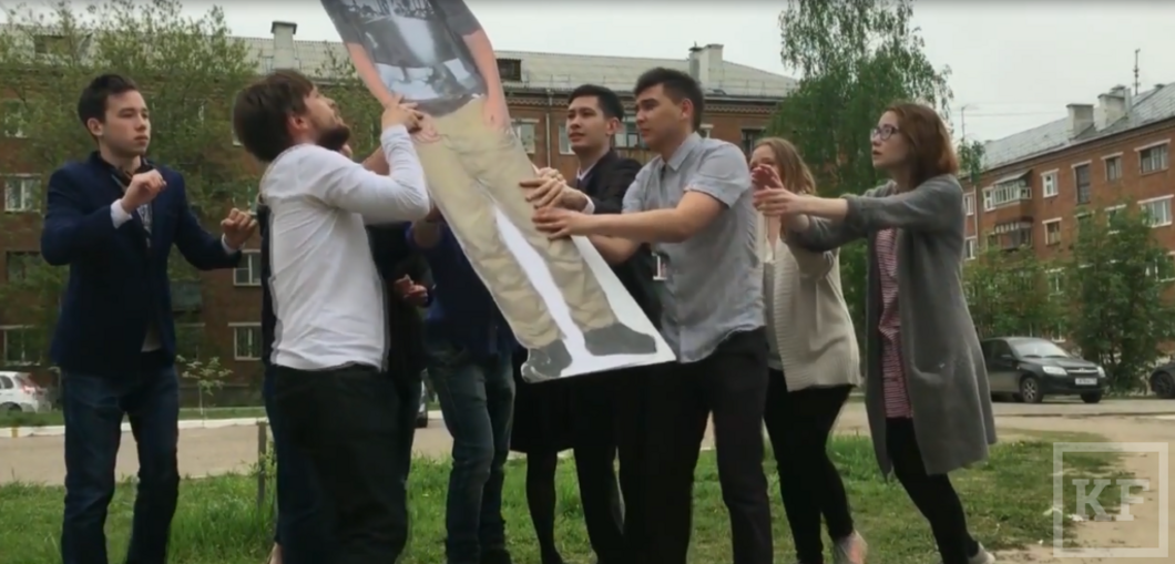 Школьники из Казани перед выпускным сделали видео в память о разбившемся друге